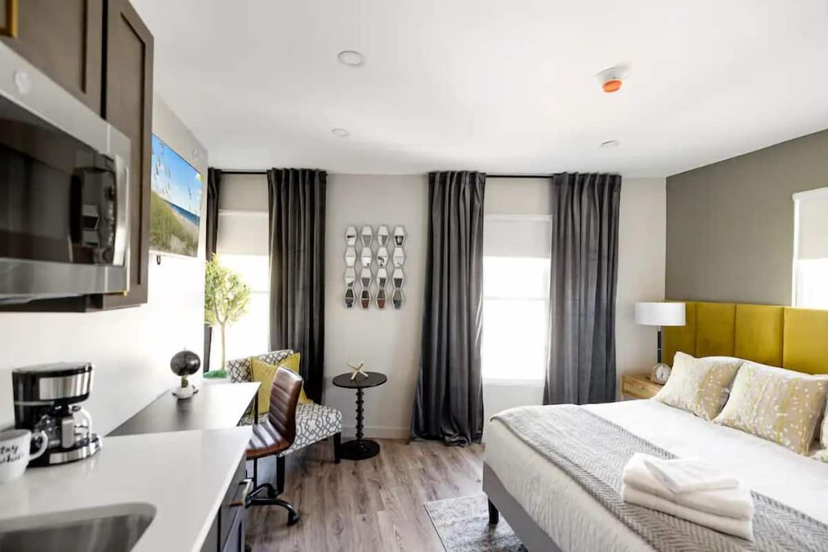 Studio Suite phong cách cổ điển | Phòng cách âm, truy cập Internet không dây miễn phí