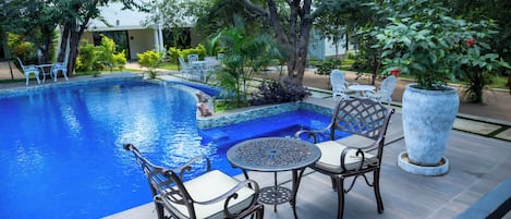 Una piscina al aire libre