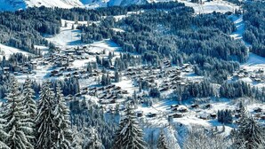 A snow-covered mountain village with traditional wooden houses and a ski slope. - Wifi, 300m from ski slopes, 2nd floor, tv, 87m², Les Gets (Les Gets)