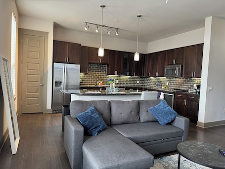 Smart TV. Cozy EADO King Bed Apartment