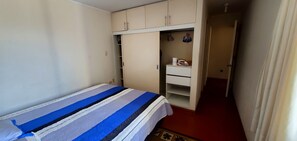 1 habitación, tabla de planchar con plancha y wifi