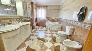 Een douche, een bubbelbad, een haardroger, een bidet