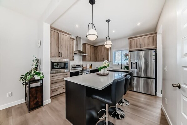 Een magnetron, een oven, een kookplaat, een vaatwasser