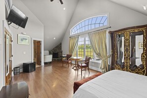 8 bedrooms, free WiFi, bed sheets - Mountain Valley Mansion / 200-Acre Farm / Sleeps 16 / Partial Property Rental (Mount Bethel)