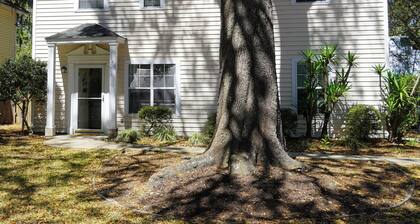Cozy 4-bedroom house in lovely St. Simons Island, walk to shopping and dining.
