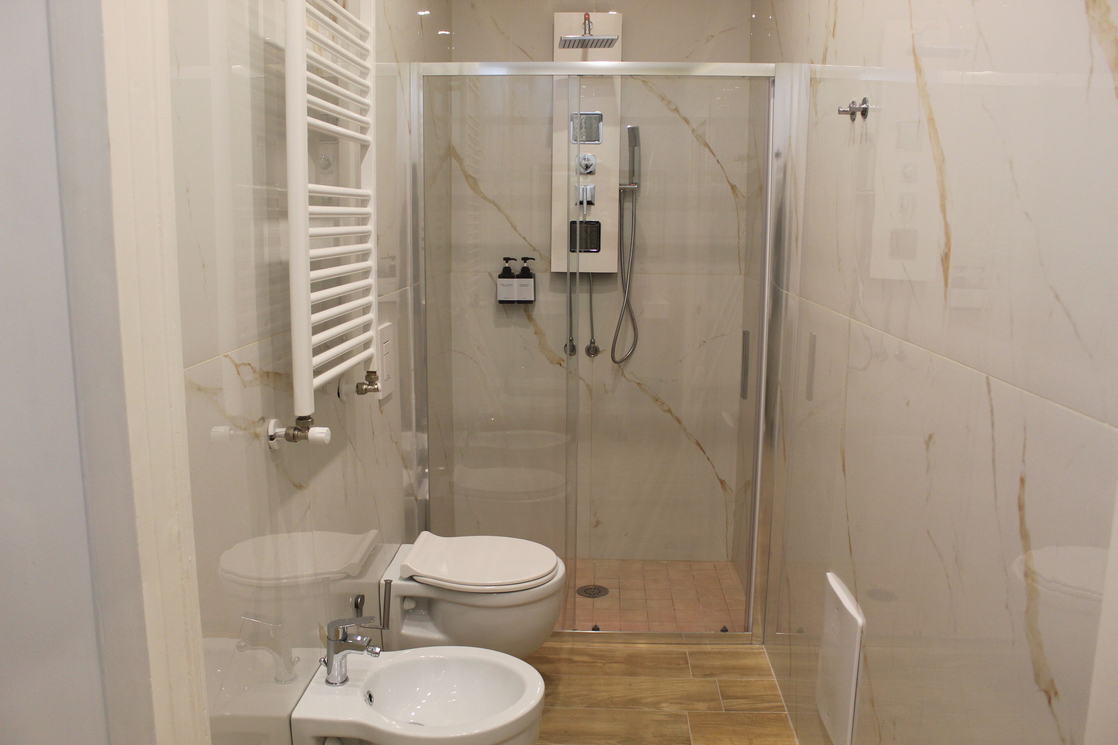 디럭스룸, 발코니, 시내 전망 | 욕실 | 샤워 시설, 헤어드라이어, 목욕가운, 슬리퍼