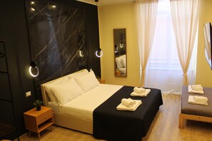Comfort Quadruple Room | Desk, laptop workspace, free WiFi - Blackwoody Contemporary Rooms - Toledo (Naples)
