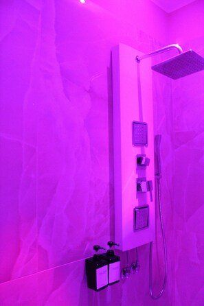 Habitación Confort, 1 cama de matrimonio | Baño | Ducha, secador de pelo, albornoces y zapatillas