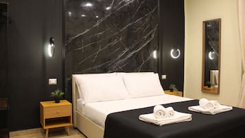 Comfort-Vierbettzimmer | Schreibtisch, laptopgeeigneter Arbeitsplatz, kostenloses WLAN