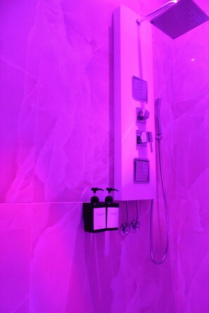 Habitación Deluxe, balcón, vistas a la ciudad | Baño | Ducha, secador de pelo, albornoces y zapatillas