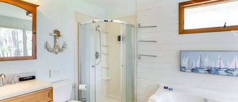 Haartrockner, Handtücher, Seife, Shampoo