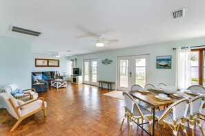 Dining - Private Beach & Dock - Quiet Waterfront Retreat on Ochlockonee Bay (Panacea)