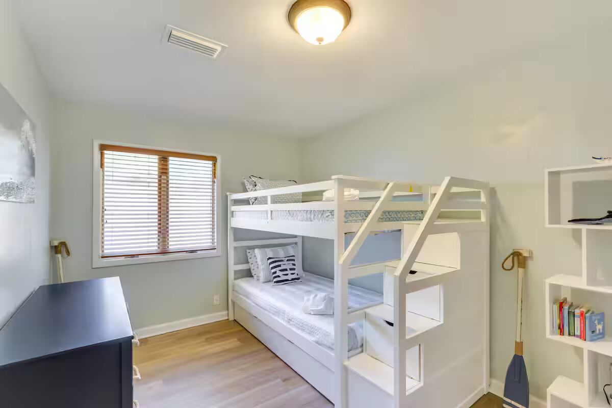 3 slaapkamers, een bureau, een strijkplank/strijkijzer, reisbedje
