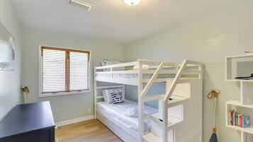 3 slaapkamers, een bureau, een strijkplank/strijkijzer, reisbedje