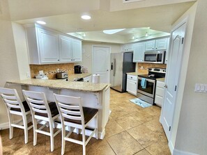 Fridge, microwave, oven, stovetop - 1 minute walk to the beach, 30 second walk to the pool (New Smyrna Beach)