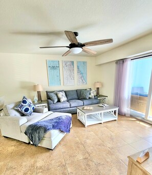Smart TV, books, computer monitors, printers - 1 minute walk to the beach, 30 second walk to the pool (New Smyrna Beach)
