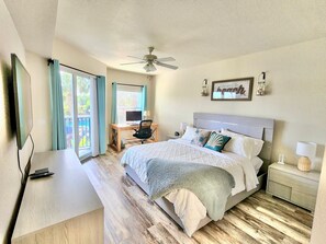 2 bedrooms, desk, iron/ironing board, travel cot - 1 minute walk to the beach, 30 second walk to the pool (New Smyrna Beach)