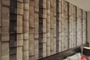 Una pared moderna con un diseño geométrico de paneles cuadrados.