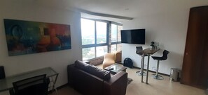 En 50-tommers smart-TV med kabel-kanaler