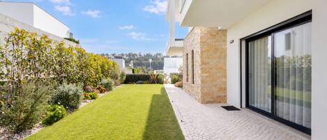 A solo minutos de la playa. Apartamento con 3 dormitorios, piscina y jardín privados. Ideal para familias en Foz do Arelho. BY SCH.