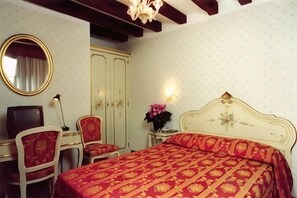 A bedroom with a bed, a desk, a chair, and a wardrobe. - Hotel Il Mercante di Venezia (Venice)