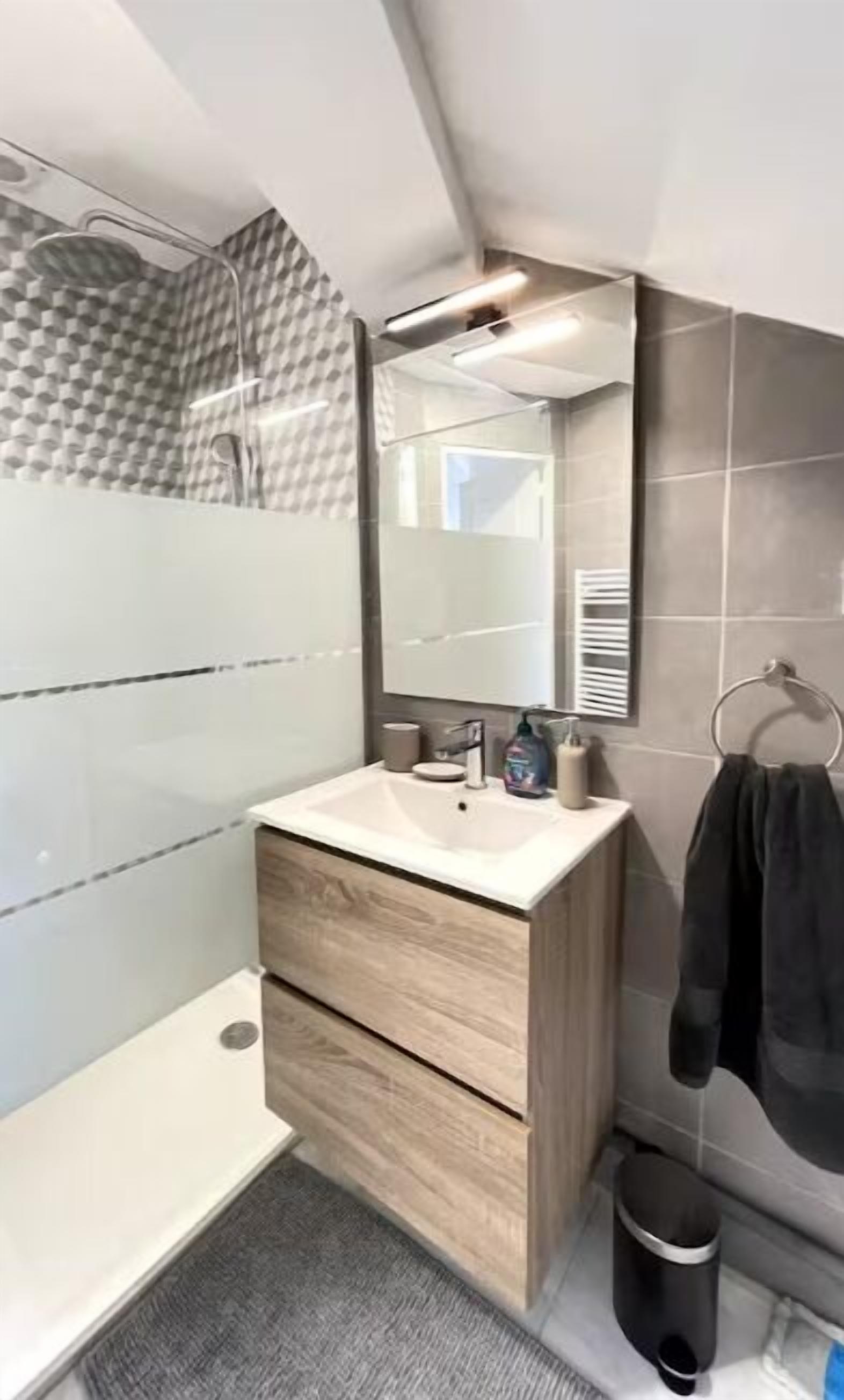 Haartrockner, Handtücher, Seife, Shampoo