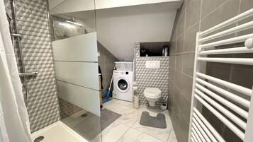 Een haardroger, handdoeken, zeep, shampoo