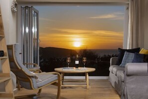 Een smart-tv, een open haard, een dvd-speler en boeken