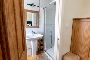 Douche, séchoir à cheveux, serviettes fournies