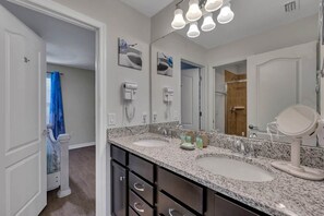 Ducha, bañera de hidromasaje, secador de pelo y jabón