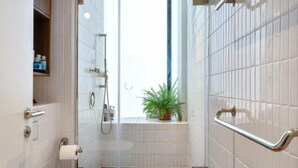 Un bagno moderno con doccia, servizi igienici e lavandino.
