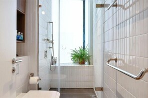 Hårføner, bidé, håndklær og såpe