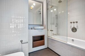 Séchoir à cheveux, bidet, serviettes fournies, savon