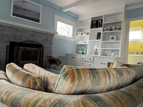 Charming 2-bedroom house in small-town neighborhood