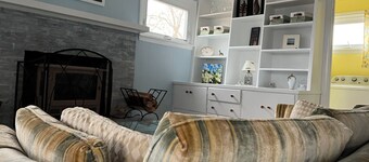 Charming 2-bedroom house in small-town neighborhood