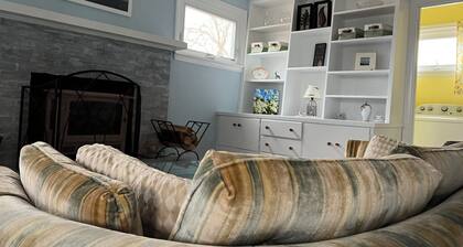 Charming 2-bedroom house in small-town neighborhood
