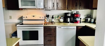 Charming 2-bedroom house in small-town neighborhood