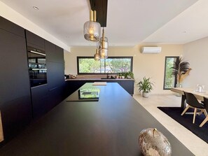 Réfrigérateur, four à micro-ondes, un four, lave-vaisselle