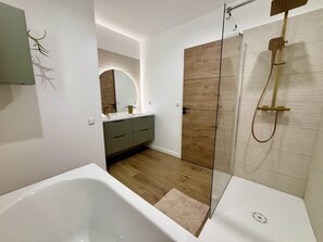 Shower, hair dryer, towels