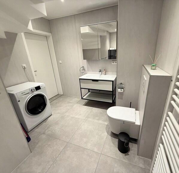 Shower, hair dryer, towels, soap - Comfortable, family-friendly apartment equipped with OLED TV & XXL kitchen (Schlitz)