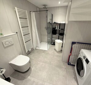 Shower, hair dryer, towels, soap - Comfortable, family-friendly apartment equipped with OLED TV & XXL kitchen (Schlitz)