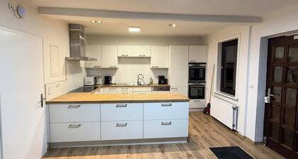 Comfortable, family-friendly apartment equipped with OLED TV & XXL kitchen