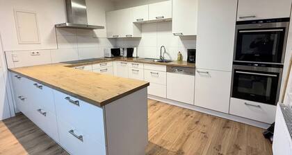 Gemütliche mit OLED-TV & XXL-Küche ausgestattete, familienfreundliche Wohnung