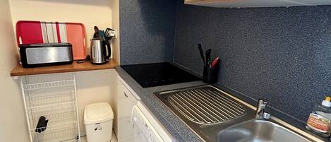 Kühlschrank, Mikrowelle, Herdplatte, Geschirrspüler