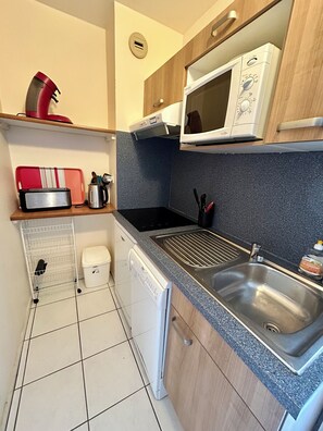 Kühlschrank, Mikrowelle, Herdplatte, Geschirrspüler