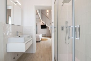 Chuveiro, secador de cabelo, bidê, toalhas de banho