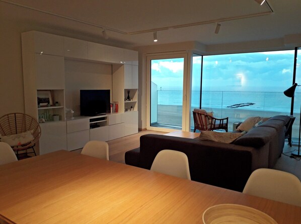 Apartment | Dining - Apartment in Het Zoute With Sea Views (Knokke-Heist)