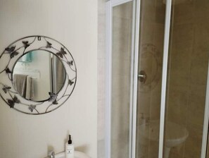 Towels, soap, toilet paper - Tranquil, cozy studio apartment close to the beach (Cape Town)