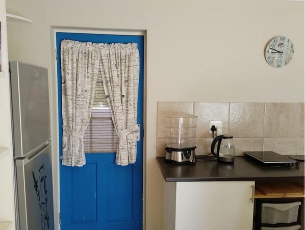 Fridge, microwave, oven, stovetop - Tranquil, cozy studio apartment close to the beach (Cape Town)