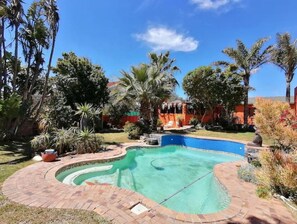 Outdoor pool - Tranquil, cozy studio apartment close to the beach (Cape Town)